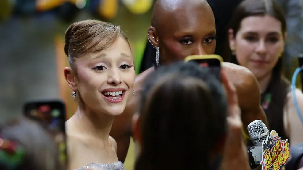 SINGAPORE-SINGAPORE-NOVEMBER-13-Ariana-Grande-and-Cynthia-Erivo-give-an-interview-during-the-Wicked-For-Good-Asia-Pacific-Premiere-at-Universal-Studio-Singapore-on-November-13-2025-in-Singapore