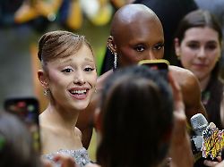 Bei Filmpremiere bedrängt: Influencer wegen Attacke auf Ariana Grande abgeschoben