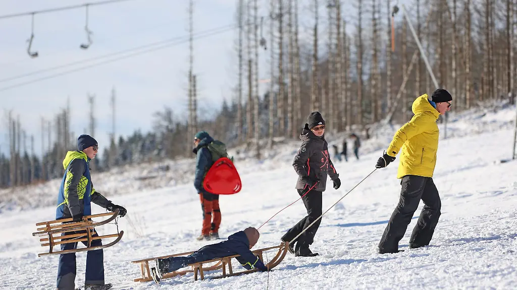 Schnee-und-Sonnenschein-haben-am-Wochenende-viele-Besucher-in-den-Harz-gelockt