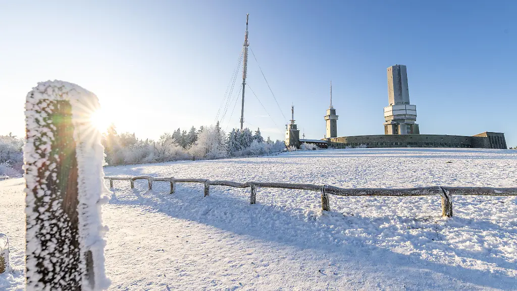 Die-Morgensonne-scheint-auf-die-Winterlandschaft-mit-Schnee-und-Raureif-am-Grossen-Feldberg-im-Taunus