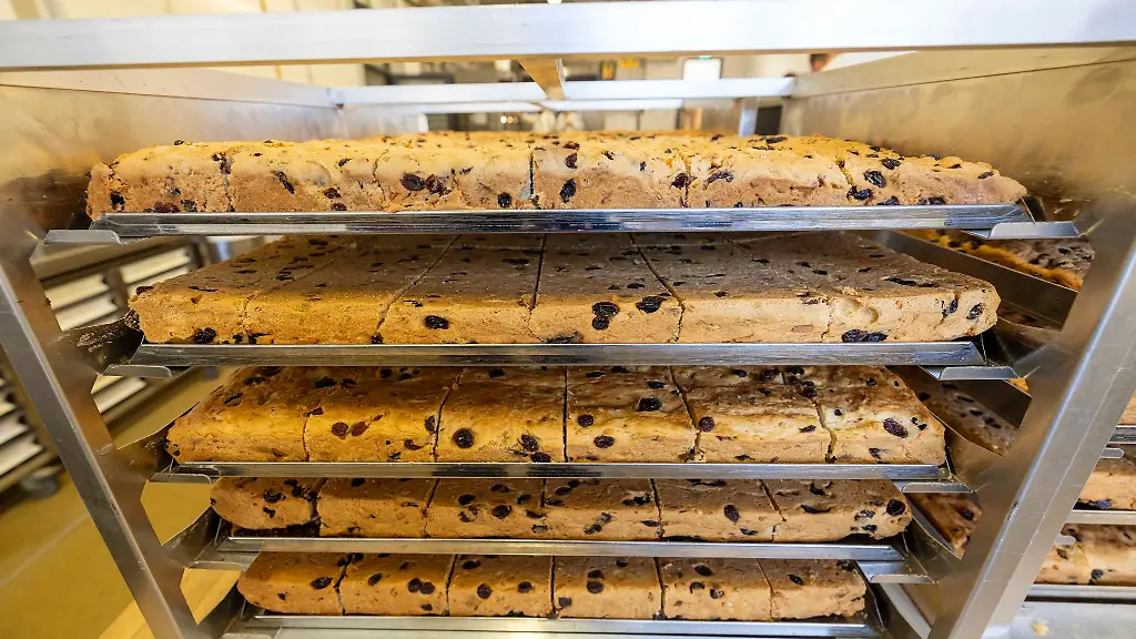 Der-Riesenstollen-entsteht-aus-hunderten-einzelner-Platten