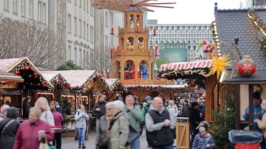 Der-Geschaeftsfuehrer-der-Weihnachtsmarkt-GmbH-Paul-Gerhard-Stieger-ist-mit-dem-Auftakt-zufrieden