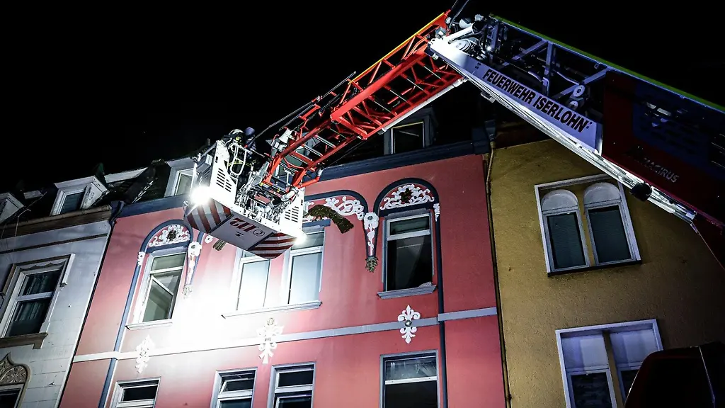 Mit-einer-Drehleiter-hat-die-Feuerwehr-drei-Menschen-aus-einem-brennenden-Wohnhaus-in-Iserlohn-gerettet