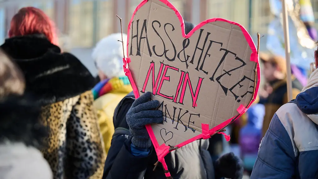 Hintergrund-der-beiden-Demonstrationen-sind-Bilderbuchlesungen-von-zwei-Dragqueens-im-Humboldt-Forum
