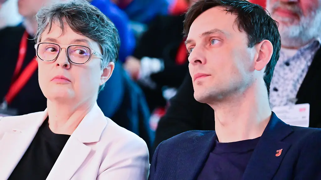 Nicola-Boecker-Giannini-SPD-Vorsitzende-der-SPD-Berlin-und-Martin-Hikel-SPD-Vorsitzender-der-SPD-Berlin-und-Bezirksbuergermeister-von-Neukoelln-sitzen-waehrend-des-Landesparteitags-der-SPD-Berlin-nebeneinander-Auf-dem-Parteitag-soll-der-Spitzenkandidat-fuer-die-Wahl-zum-Abgeordnetenhaus-von-Berlin-am-20-September-2026-gekuert-werden