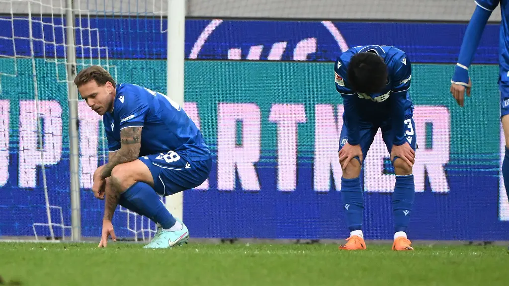 Enttaeuscht-sinkt-Marcel-Franke-l-in-die-Knie-der-Verteidiger-verschuldete-das-erste-Gegentor