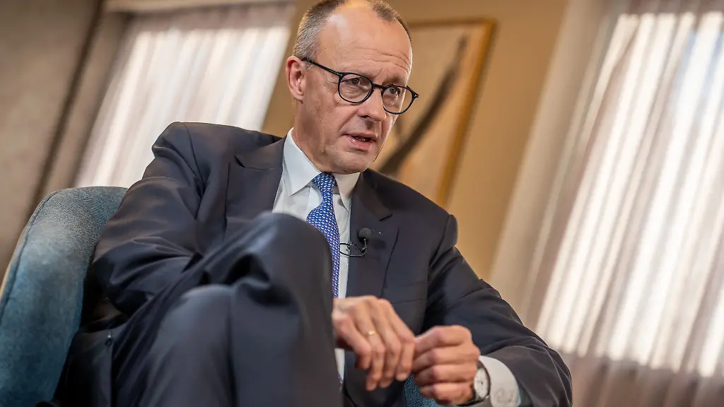 Kanzler-Friedrich-Merz-CDU-aeussert-sich-nach-dem-G20-Gipfel-im-suedafrikanischen-Johannesburg-in-verschiedenen-Interviews-auch-zu-den-Verhandlungen-ueber-den-28-Punkte-Plan-der-USA-fuer-einen-Frieden-in-der-Ukraine