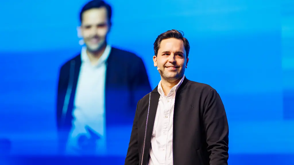 Johannes-Winkel-CDU-Bundesvorsitzender-der-Jungen-Union-steht-auf-der-Buehne-Die-Junge-Union-Deutschlands-JU-ist-die-Nachwuchsorganisation-von-CDU-und-CSU-Zu-dem-dreitaegigen-Kongress-wird-unter-anderen-Bundeskanzler-Merz-CDU-erwartet-aber-erst-am-Samstag-Hauptthema-duerfte-die-Reform-der-Sozialsysteme-stehen-Die-JU-Abgeordneten-im-Bundestag-machen-Front-gegen-das-Rentenpaket-der-Regierung