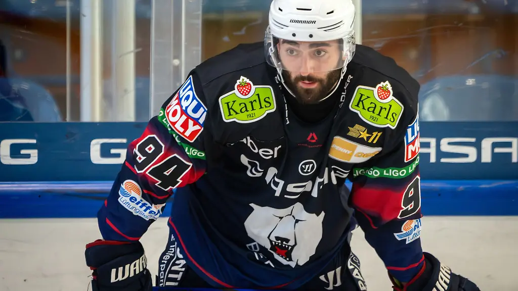 Angreifer-Liam-Kirk-erzielte-beim-Sieg-der-Eisbaeren-Berlin-in-Straubing-drei-Tore