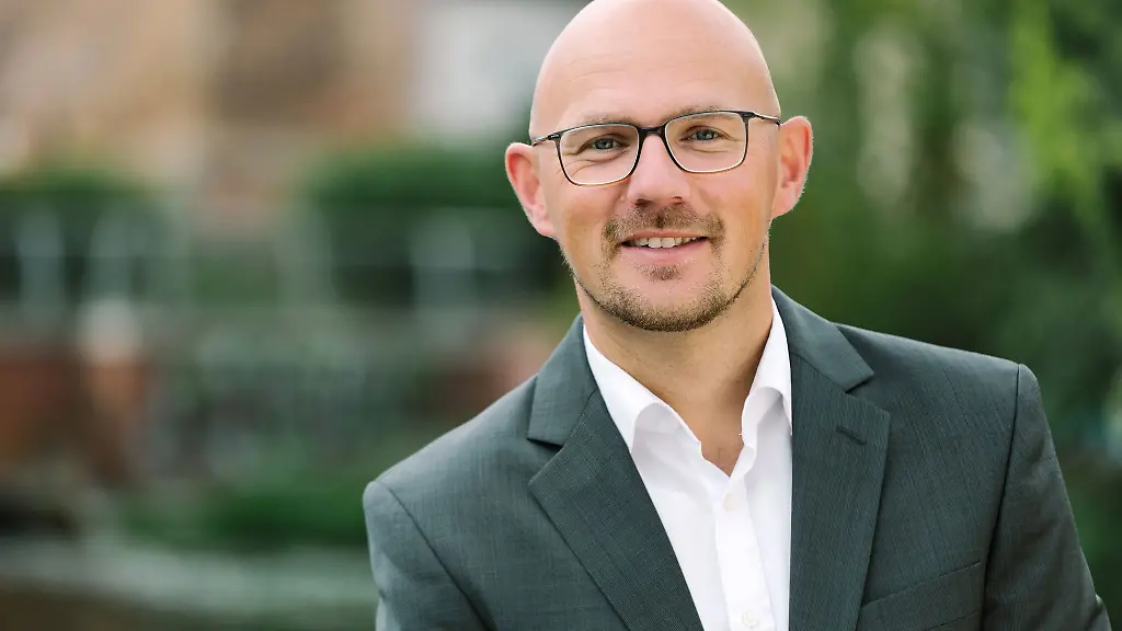 Der-SPD-Politiker-Daniel-Keip-wird-neuer-OB-in-Brandenburg-an-der-Havel-und-loest-CDU-Mann-Steffen-Scheller-an-der-Rathausspitze-ab