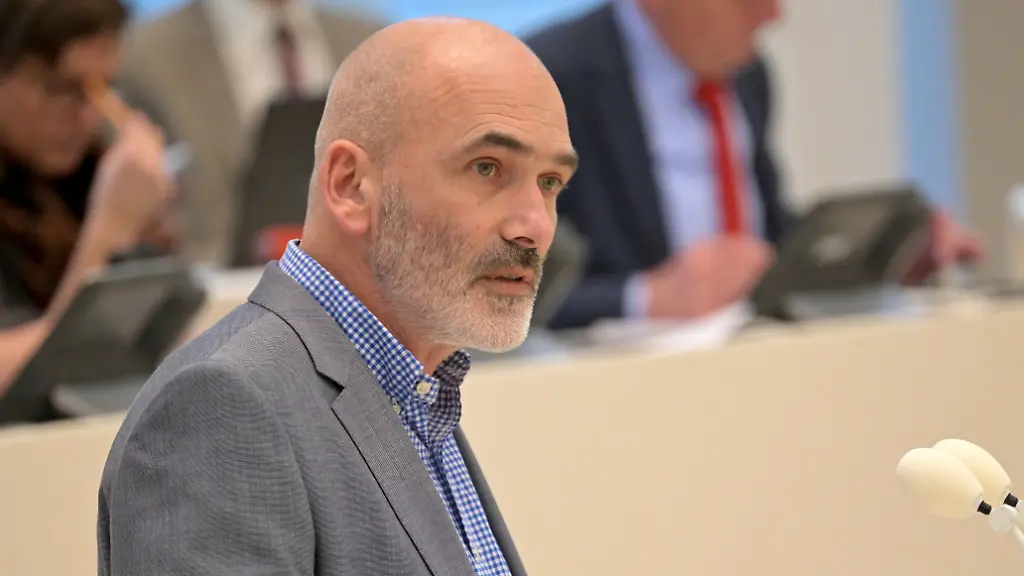 Christian-Dorst-BSW-Abgeordneter-in-Brandenburg-spricht-waehrend-der-6-Sitzung-2025-des-Landtages-Brandenburg