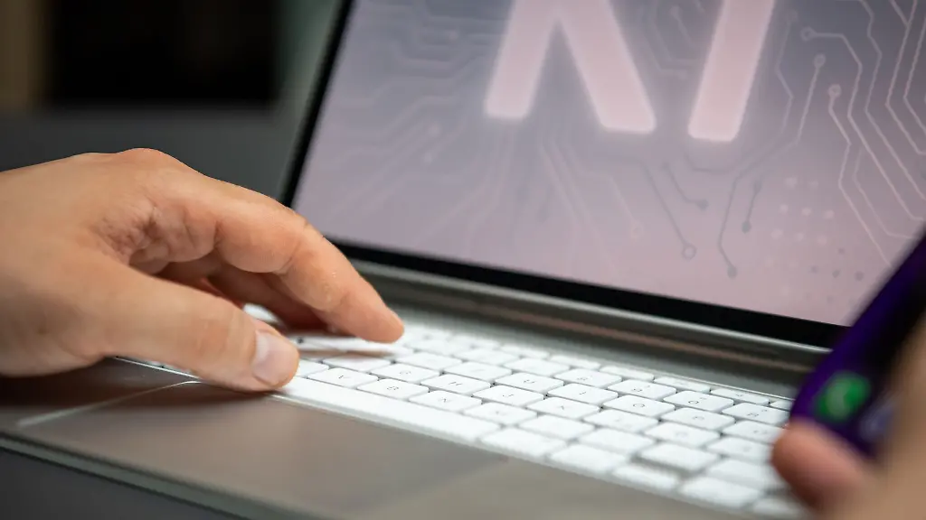 Kuenstliche-Intelligenz-gehoert-fuer-viele-Beschaeftigte-zum-Alltag-sollte-aber-nur-in-enger-Absprache-mit-dem-Arbeitgeber-genutzt-werden