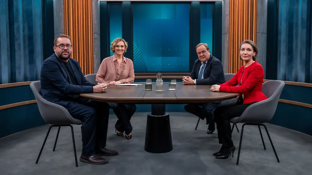 ARD-NDR-CAREN-MIOSGA-Caren-Miosga-mit-ihren-Gaesten-Armin-Laschet-CDU-Claudia-Major-Paul-Ronzheimer-NDR-Thomas-Ernst-honorarfreie-Verwendung-gemaess-der-AGB-im-engen-inhaltlichen-redaktionellen-Zusammenhang-mit-genannter-NDR-Sendung-bei-Nennung-Bild-NDR-Thomas-Ernst