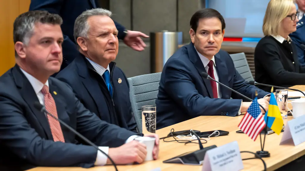 US-presidential-envoy-Steve-Witkoff-Second-from-the-left-and-US-Secretary-of-state-Marco-Rubio-right-at-the-beginning-of-talks-with-the-Ukrainian-delegation-at-the-US-Mission-in-Geneva-Switzerland-Sunday-November-23-2025-The-United-States-and-Ukraine-are-meeting-in-Geneva-to-discuss-the-American-president-s-peace-plan-aimed-at-ending-the-war-with-Russia