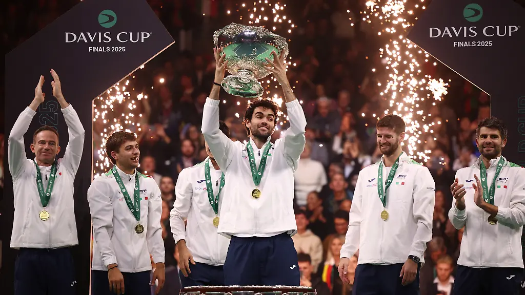 Tennis-Davis-Cup-Final-8-Final-Italy-v-Spain-SuperTennis-Arena-Bologna-Italy-November-23-2025-Italy-celebrate-with-the-trophy-after-winning-the-Davis-Cup-REUTERS-Guglielmo-Mangiapane