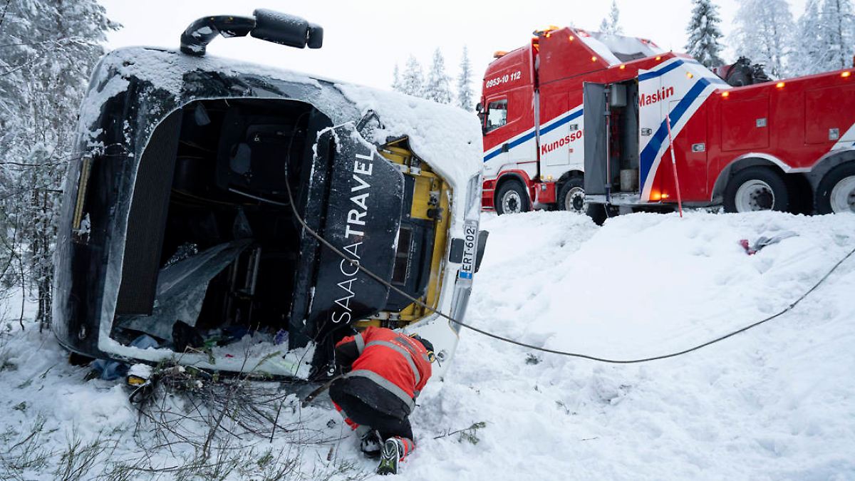 Deutsche Studenten an Bord: Bus verunglückt im verschneiten Schweden 