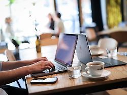 Wer Eine Passende Weiterbildung Sucht Kann Auf Spezialisierten Portalen Zahlreiche Kurse Und Beratungsmoeglichkeiten Finden