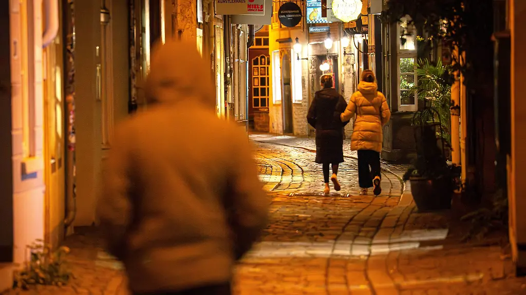 Dass-Gefahr-fuer-Frauen-besonders-bei-Dunkelheit-im-oeffentlichen-Raum-droht-ist-nach-Einschaetzung-mehrerer-Hilfseinrichtungen-ein-Mythos