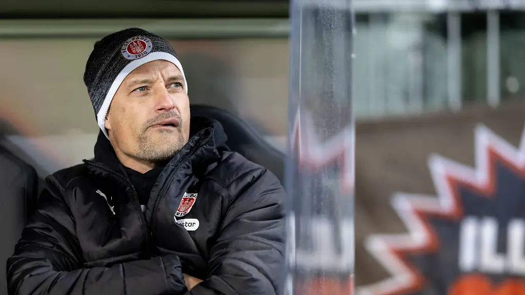 Hamburg-23-November-2025-Fussball-1-Bundesliga-2025-26-FC-St-Pauli-1-FC-Union-Berlin-Alexander-Blessin-FC-St-Pauli-Trainer-DFL-REGULATIONS-PROHIBIT-ANY-USE-OF-PHOTOGRAPHS-AS-IMAGE-SEQUENCES-AND-OR-QUASI-VIDEO