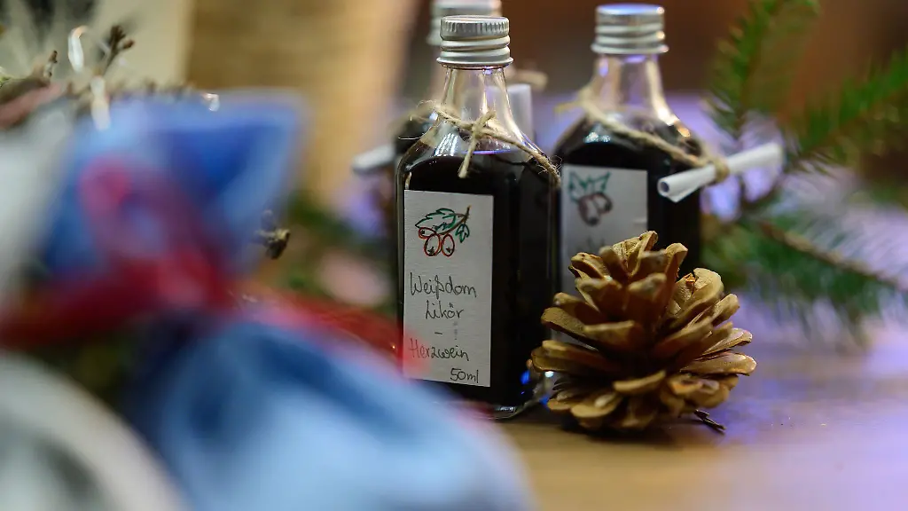 Lavendelpaeckchen-Weissdornlikoer-oder-antibiotische-Salbe-eignen-sich-hevorragend-als-Weihnachtsgeschenke