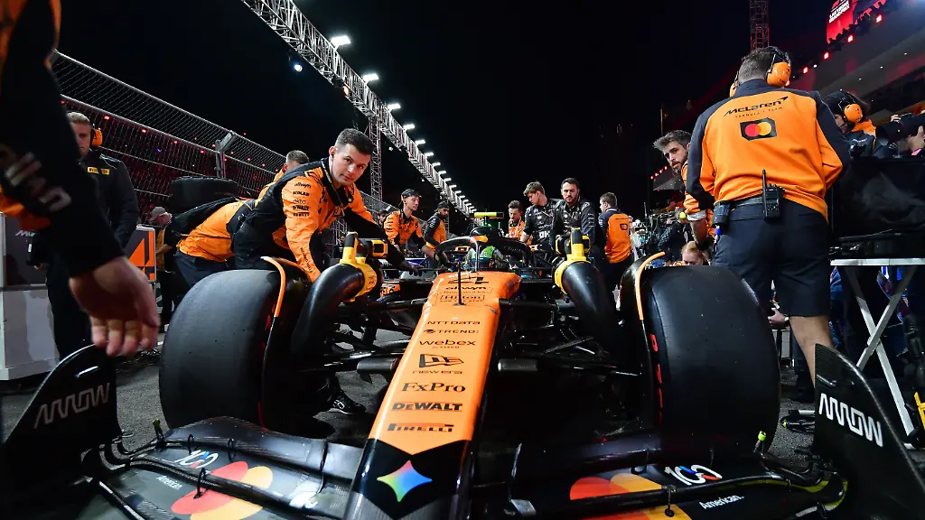 Nov-21-2025-Las-Vegas-NV-USA-The-crew-of-McLaren-driver-Lando-Norris-4-prepare-his-car-for-the-Las-Vegas-Grand-Prix-at-Las-Vegas-Strip-Circuit-Mandatory-Credit-Gary-A
