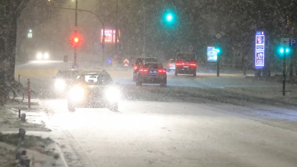 Autos-fahren-auf-einer-schneebedeckten-Strasse-Am-Abend-hat-es-in-der-Hansestadt-geschneit