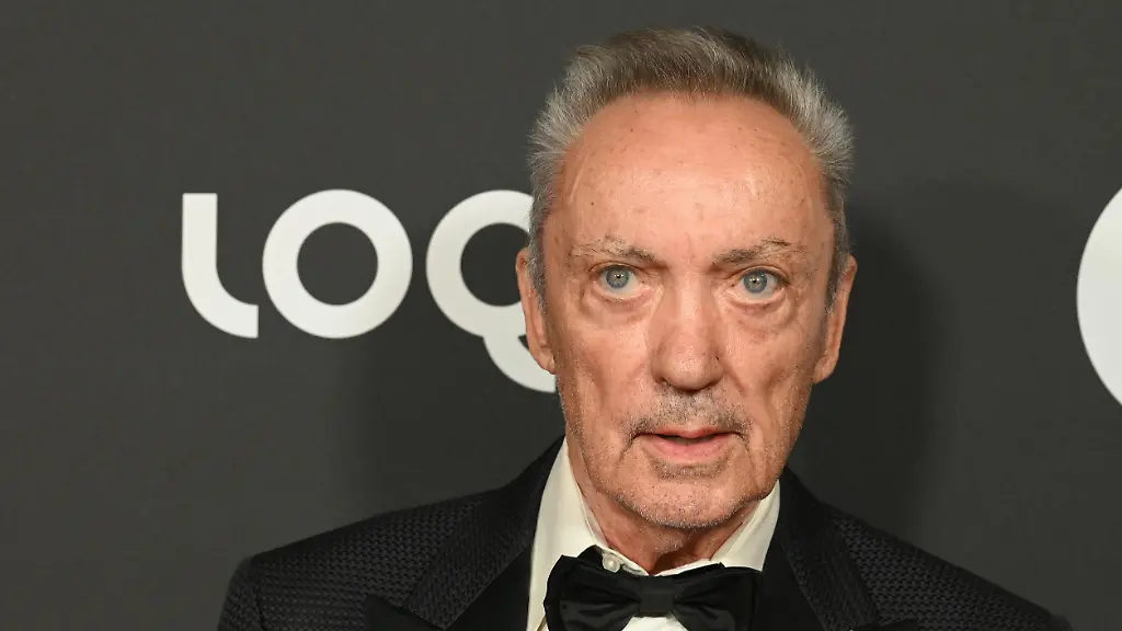 Schauspieler-Udo-Kier-posiert-vor-der-Verleihung-der-Film-Festival-Cologne-Awards-2024-beim-Film-Festival-Cologne-2024-FFCGN-im-Koelner-E-Werk