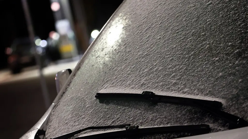 Viele-Autofahrer-in-Thueringen-mussten-am-Morgen-ihre-Scheiben-kratzen