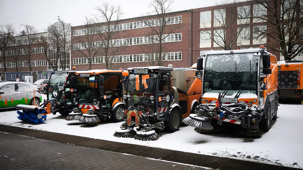 Zahlreiche-Fahrzeuge-stehen-auf-dem-Betriebshof-an-der-Hauptverwaltung-der-Berliner-Stadtreinigung-BSR-in-Tempelhof-Im-Rahmen-der-Tarifrunde-fuer-den-Tarifvertrag-des-oeffentlichen-Dienstes-TVoeD-hat-die-Gewerkschaft-Verdi-Beschaeftigte-zahlreicher-Betriebe-Einrichtungen-und-Dienststellen-zum-Warnstreik-aufgerufen-Aufgerufen-sind-unter-anderem-die-Beschaeftigten-der-Charite-und-Vivantes-Kliniken-aber-auch-der-Berliner-Stadtreinigung-der-Berliner-Wasserbetriebe-der-Berliner-Baederbetriebe-der-Jobcenter-und-der-Bundesagentur-fuer-Arbeit