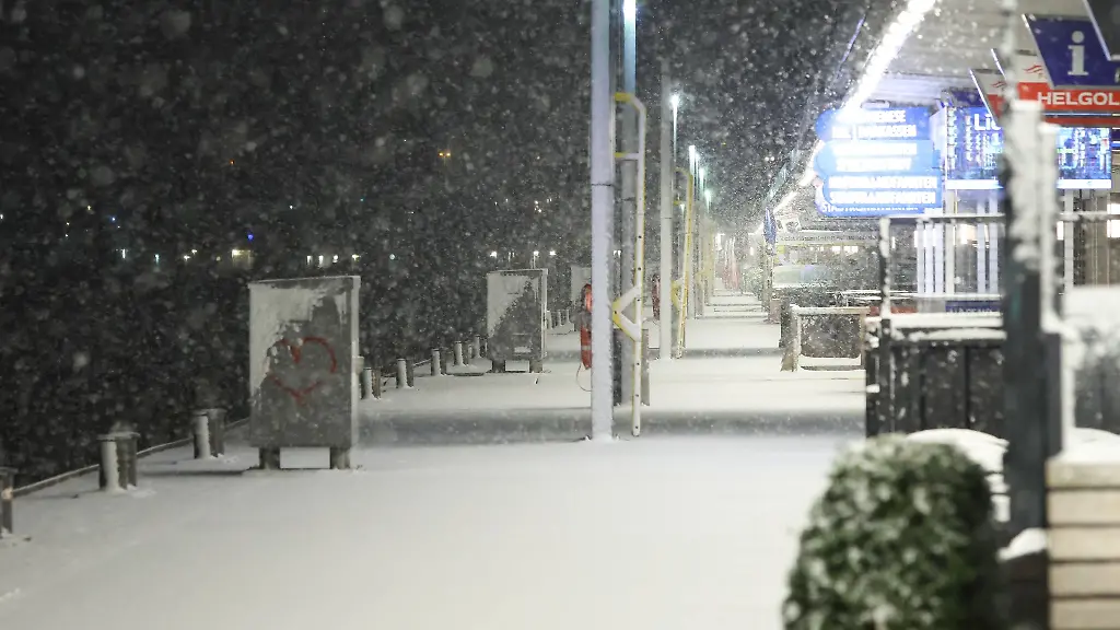 Schnee-wie-hier-an-den-Landungsbruecken-sorgt-fuer-Behinderungen-im-Hamburger-Bahnnetz