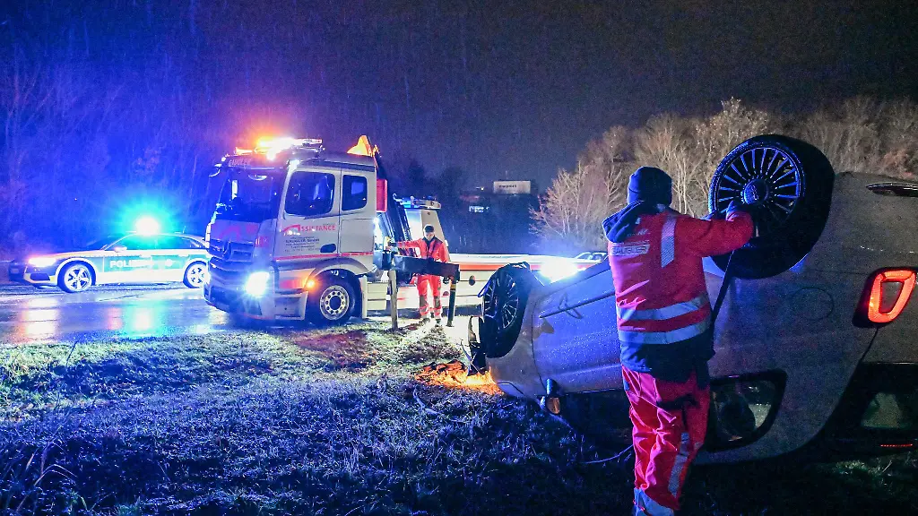 Auf-spiegelglatter-Fahrbahn-ueberschlaegt-sich-auf-der-B19-bei-Aalen-ein-Auto-die-Fahrerin-bleibt-unverletzt
