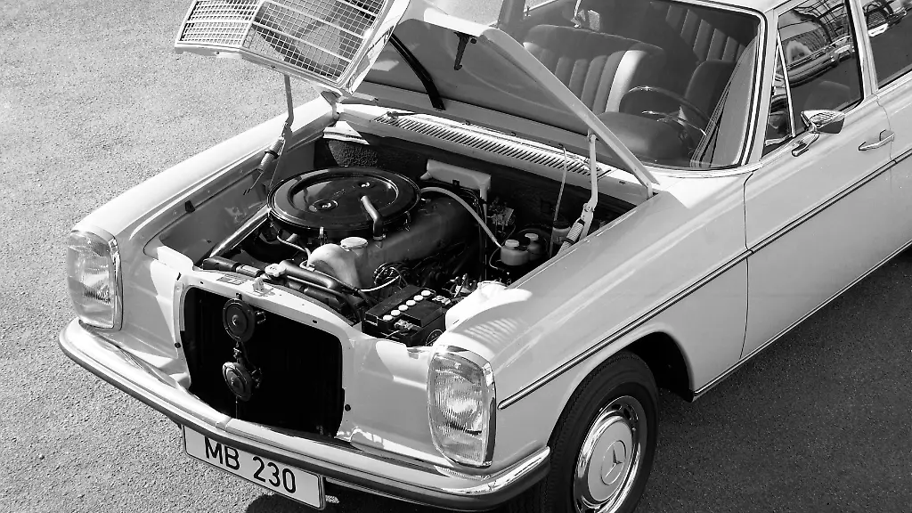 Im-Mercedes-Benz-230-W-114-arbeitete-ein-Vierzylinder-Reihenmotor-mit-Vergaser-und-haengenden-Ventilen