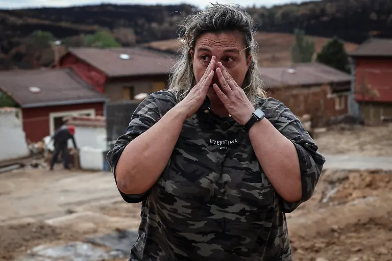 Susana-Fernandez-Gonzalez-54-wipes-away-tears-in-front-of-the-empty-space-where-her-family-home-once-stood-after-municipal-workers-cleared-the-ruins-left-by-a-wildfire-that-swept-through-the-village-and-destroyed-the-homestead-in-San-Pedro-de-Cansoles-Castilla-y-Leon-Spain-September-2-2025-The-fires-forced-more-than-42-000-people-across-Spain-to-evacuate-according-to-the-Ministry-of-Interior-with-some-returning-to-find-their-homes-had-been-reduced-to-ashes-When-Susana-Fernandez-Gonzalez-came-back-to-her-family-home-in-San-Pedro-de-Cansoles-in-Castilla-y-Leon-she-described-it-as-if-a-bomb-was-dropped-on-the-village-The-civil-guard-and-psychologists-had-escorted-them-back-in-she-said-Everything-was-shattered-REUTERS-Violeta-Santos-Moura-SEARCH-IBERIA-WILDFIRES-AFTERMATH-FOR-THIS-STORY-SEARCH-WIDER-IMAGE-FOR-ALL-STORIES