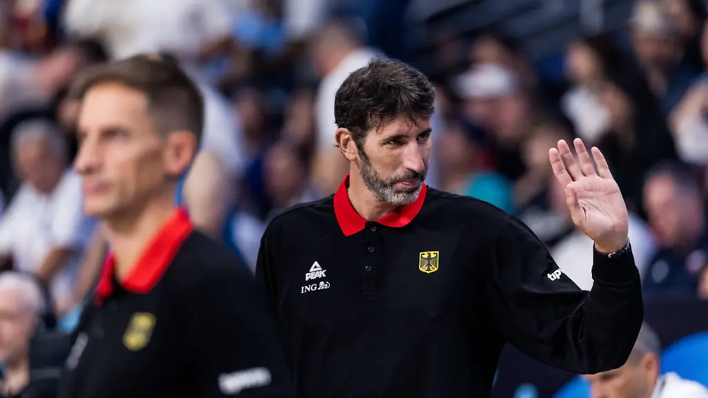 FIBA-EuroBasket-2025-Deutschland-Slowenien-10-09-2025-Alex-Mumbru-Bundestrainer-Deutschland-winkt-den-Fans-zu-FIBA-EuroBasket-2025-Deutschland-Slowenien-Riga-Arena-Riga-am-10-09