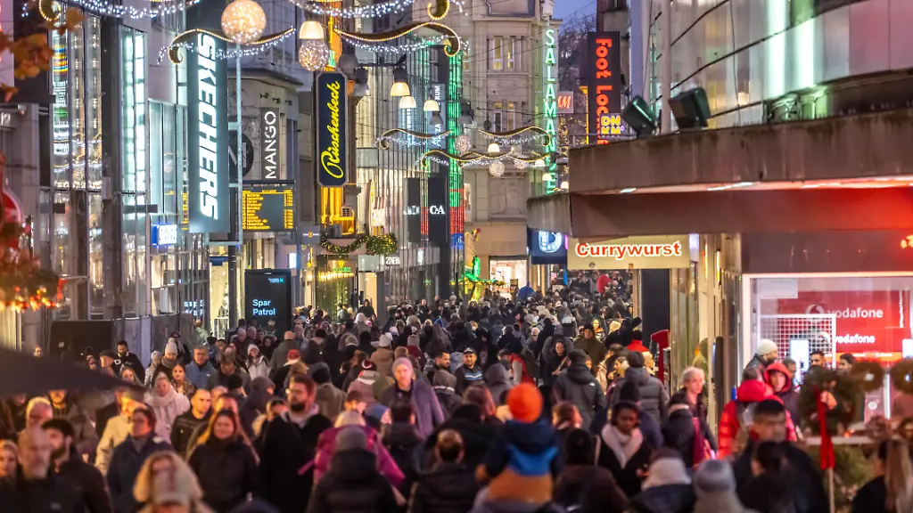 Der-Westenhellweg-in-Dortmund-Fussgaengerzone-Innenstadt-volle-Einkaufsstrasse-Mitte-November-NRW-Deutschland