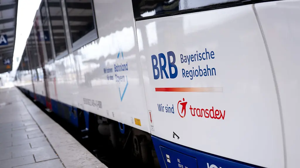 Fahrgaeste-muessen-sich-nach-der-Entgleisung-eines-Zuges-der-Bayerischen-Regiobahn-BRB-auf-Schienenersatzverkehr-einstellen