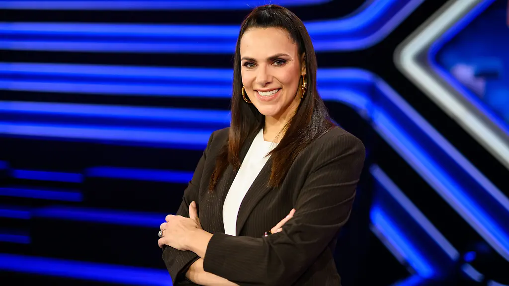 Esther-Sedlaczek-Moderatorin-waehrend-eines-Fototermins-im-Studio-der-ARD-Sendung-Quizduell-Olymp