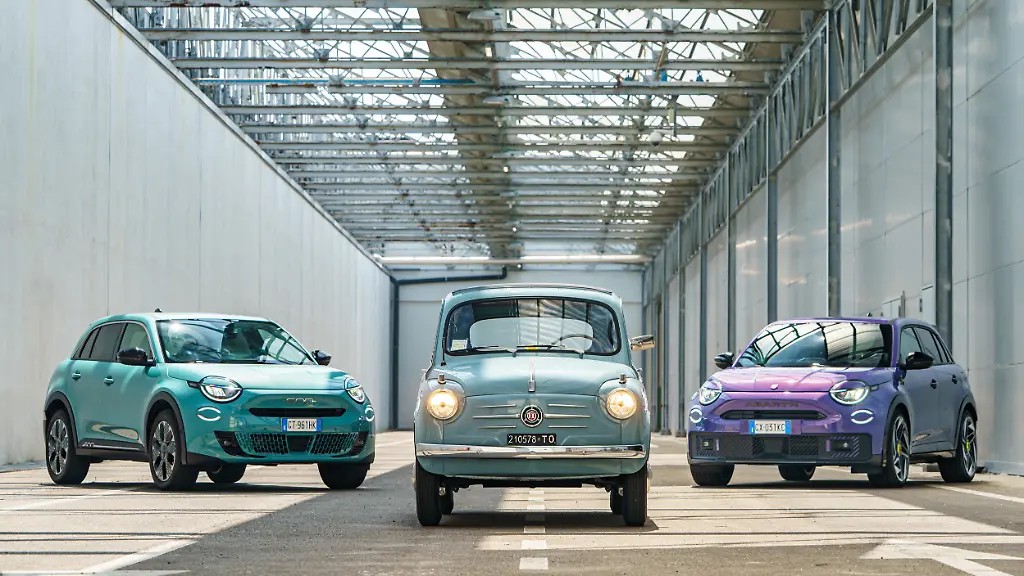 Groesser-im-Format-aber-immer-noch-mit-einem-niedlichen-Frontdesign-im-Kindchenschema-Der-winzige-historische-Fiat-600-trifft-zum-70-Jahre-Jubilaeum-seine-erwachsen-wirkenden-modernen-Ur-Enkel