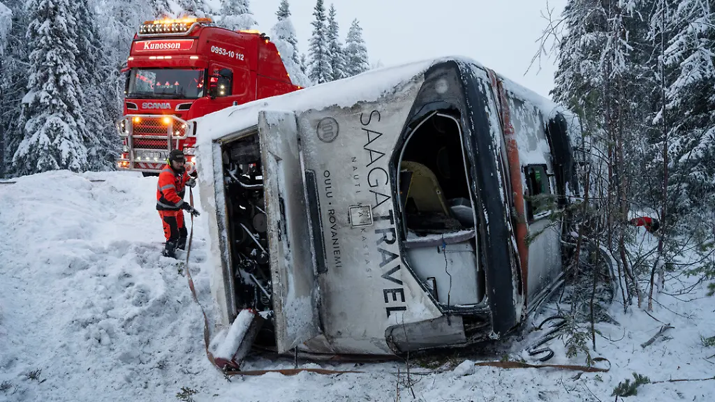 STORUMAN-2025-11-22-En-buss-med-manga-passagerare-har-koert-i-diket-pa-E45-mellan-Storuman-och-Vilhelmina-Tio-personer-har-foerts-till-sjukhus-26-har-fatt-lindriga-skador-och-ingen-aer-livshotande-skadad-Baergare-arbetar-pa-olycksplatsen