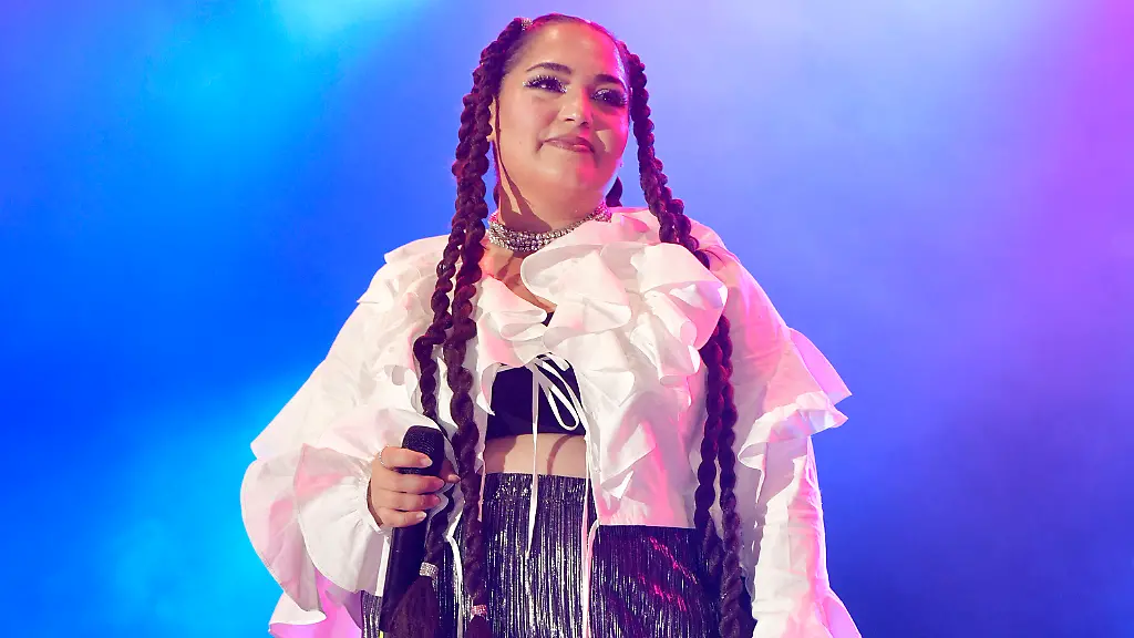 Bahar-Kizil-von-Monrose-bei-der-Abschlusskundgebung-der-47-Christopher-Street-Day-Parade-2025-unter-dem-Motto-Nie-wieder-still-am-Brandenburger-Tor-Berlin-26-07