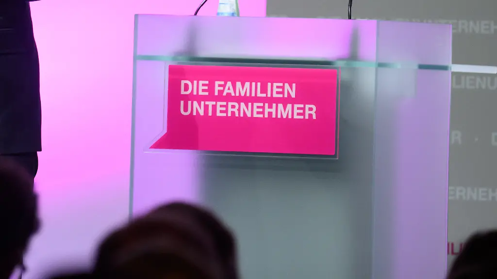 Christian-Lindner-FDP-Bundesminister-der-Finanzen-spricht-beim-Jahrestreffen-des-Verbands-der-Familienunternehmer-Der-Verband-Die-Familienunternehmer-versteht-sich-als-politische-Interessenvertretung-von-180-000-Familienunternehmern-in-Deutschland-die-acht-Millionen-sozialversicherungspflichtige-Mitarbeiter-beschaeftigen