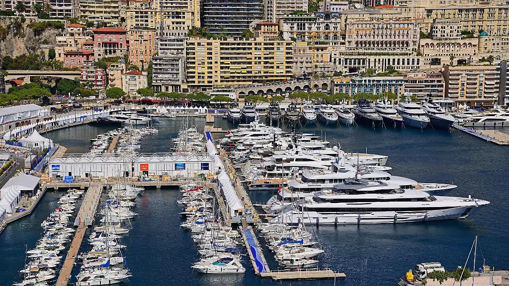 Hafen-mit-Luxusjachten-Cote-d-Azur-Monte-Carlo-Monaco