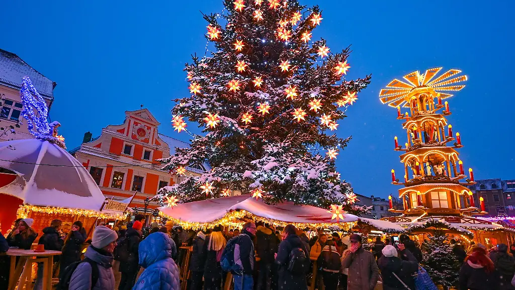 Der-Cottbuser-Weihnachtsmarkt-ist-fuer-seine-vielen-leuchtenden-Sterne-bekannt