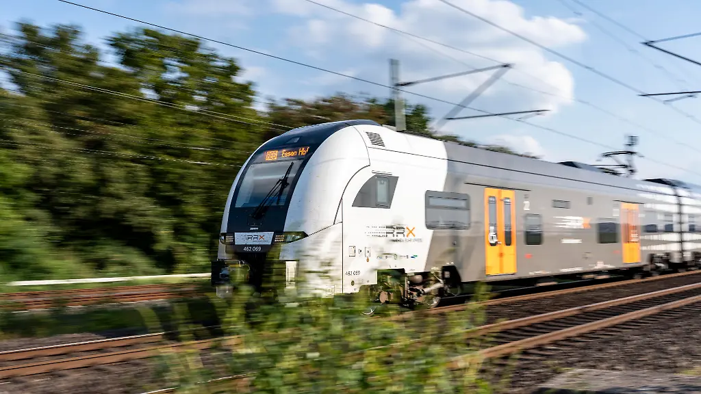 Zugverkehr-an-einer-der-am-staerksten-befahrenen-Eisenbahntrassen-Deutschlands-Regionalverkehr-RE6-RRX-Rhein-Ruhr-Express-National-Express-Zug-zwischen-Duisburg-und-Duesseldorf-hier-verkehren-S-Bahnen-Regionalbahnen-ICE-und-IC-Fernverkehr-und-Gueterverkehr-NRW-Deutschland