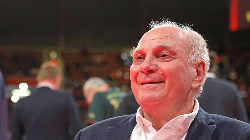 Ehrenpraesident-Ulrich-Uli-Hoeness-Portraet-Portrait-ist-gut-gelaunt-Fussball-Jahreshauptversammlung-2025-des-FC-Bayern-Muenchen-eV-02-11