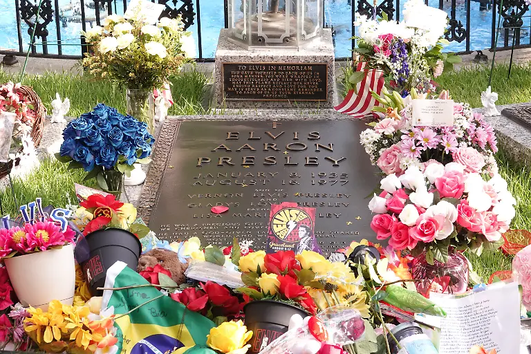 August-18-2023-Memphis-Tennessee-USA-Tourists-visit-the-gravesite-of-Elvis-Presley-and-his-family-including-Lisa-Marie-Presley-at-Graceland-in-Memphis-Tennessee-on-Aug-18-2023-Lisa-Marie-died-earlier-this-year-and-she-was-buried-at-Graceland-with-her-father-Elvis-and-her-son-Benjamin-Keough-Graceland-Elvis-PresleyAs-home-in-Memphis-Tennessee-is-the-second-most-visited-house-museum-in-the-U-S-with-over-600-000-visitors-a-year-Only-the-White-House-sees-more-tourists