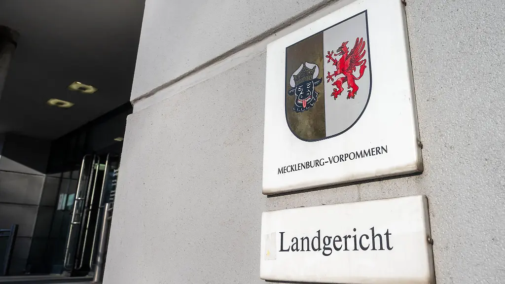 Zwei-Brueder-sollen-einen-Mann-vor-dessen-Wohnhaus-in-Pasewalk-bedroht-haben-Einer-von-ihnen-soll-den-Mann-auch-verletzt-haben-Nun-stehen-sie-vor-Gericht