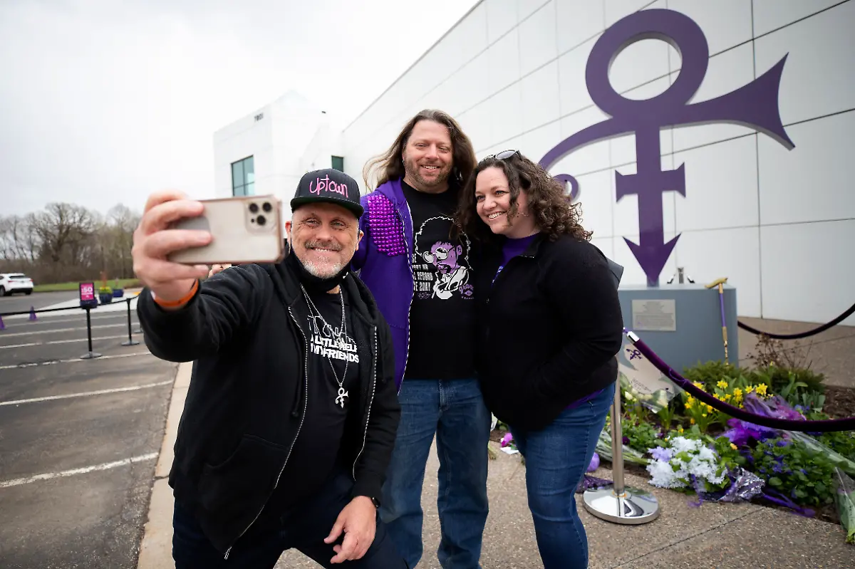 Prince-fans-were-invited-to-Paisley-Park-20-at-a-time-to-pay-respect-to-the-legendary-musician-and-artist-during-the-5th-anniversary-of-his-death-Wednesday-April-21-2021-in-Chanhassen-Minn-Fans-took-photos-in-front-of-the-iconic-Prince-symbol-statue-outside-of-the-museum-before-entering