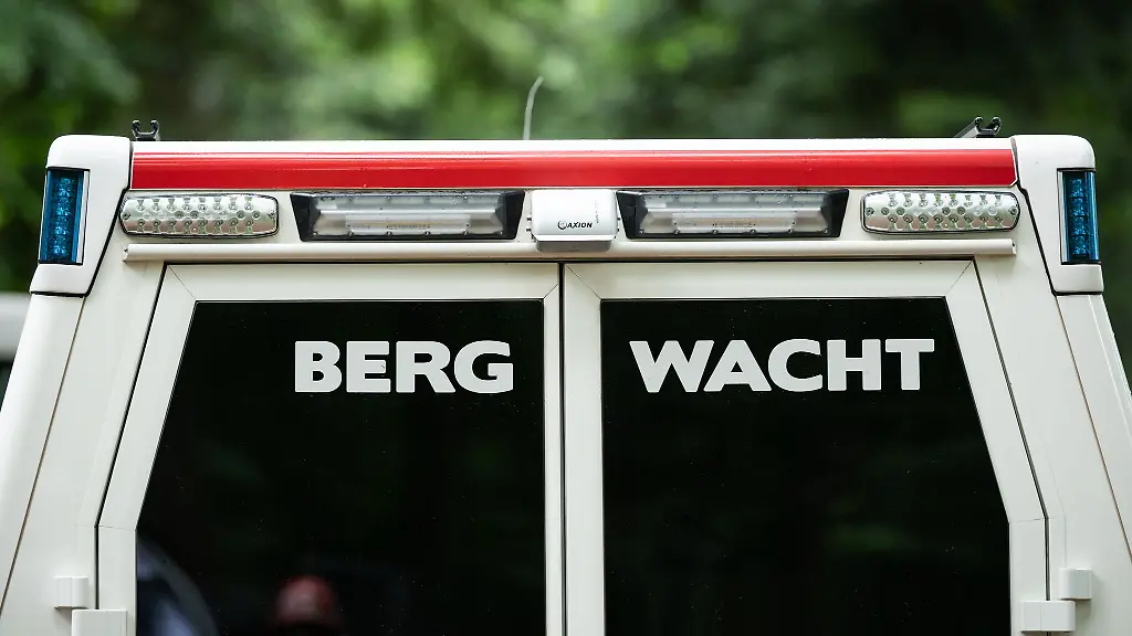 Ein-Bergwacht-Fahrzeug-ist-bei-Feldberg-in-den-Gegenverkehr-geraten