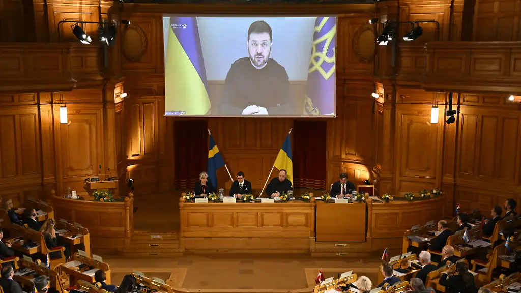 STOCKHOLM-SVERIGE-20251124-Ukrainas-president-Volodymyr-Zelenskyj-deltar-digitalt-under-det-parlamentariskta-toppmoetet-i-Stockholm-inom-ramen-foer-Krimplattformen-som-syftar-till-att-belysa-konsekvenserna-av-Rysslands-annektering-av-Krim-Foto-Henrik-Montgomery-TT-Kod-10060